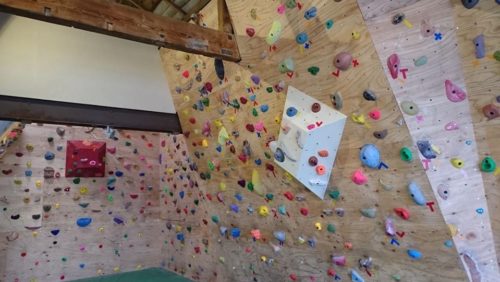 北海道のクライミング施設「ボルダリングジム RED POINT（レッドポイント）」